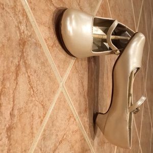 Kids dress shoe.Never worn.Color Bone Pearlized.